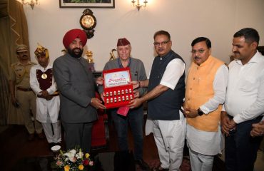 Agriculture and Farmers Welfare Minister Shri Ganesh Joshi and others along with Governor Lieutenant General Gurmeet Singh (Retd).