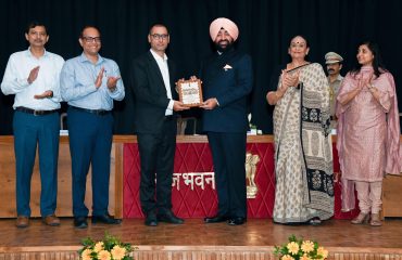 राजभवन के कर्मचारियों को उनके उत्कृष्ट कार्यों के लिए सम्मानित करते हुए राज्यपाल।