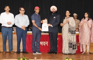 राजभवन के कर्मचारियों को उनके उत्कृष्ट कार्यों के लिए सम्मानित करते हुए राज्यपाल।