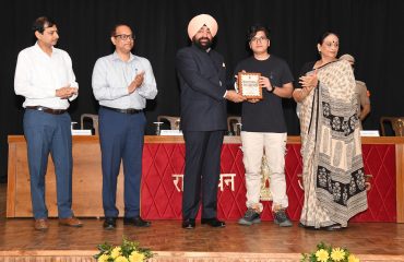 हाईस्कूल एवं इंटर की परीक्षाओं में उत्कृष्ट प्रदर्शन करने वाले मेधावी छात्र-छात्राओं को सम्मानित करते हुए राज्यपाल।