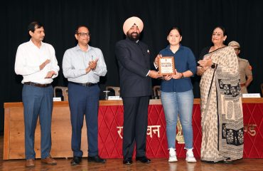 हाईस्कूल एवं इंटर की परीक्षाओं में उत्कृष्ट प्रदर्शन करने वाले मेधावी छात्र-छात्राओं को सम्मानित करते हुए राज्यपाल।