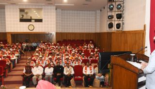 भारतीय रेडक्रॉस समिति राज्य शाखा की 18वीं आम सभा बैठक को संबोधित करते हुए राज्यपाल लेफ्टिनेंट जनरल गुरमीत सिंह (से नि)।