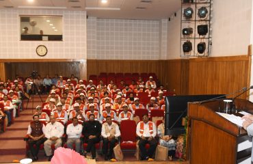 भारतीय रेडक्रॉस समिति राज्य शाखा की 18वीं आम सभा बैठक को संबोधित करते हुए राज्यपाल लेफ्टिनेंट जनरल गुरमीत सिंह (से नि)।