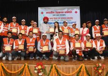 Governor Lt. Gen. Gurmit Singh (retd) honors Red Cross volunteers.;?>