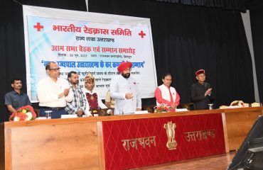 रेडक्रॉस समिति के मोबाइल ऐप ‘‘रेडक्रॉस उत्तराखण्ड’’ का विमोचन करते हुए राज्यपाल लेफ्टिनेंट जनरल गुरमीत सिंह (से नि)।