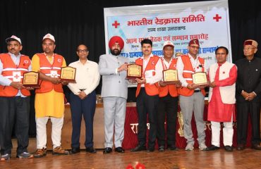 Governor Lt. Gen. Gurmit Singh (retd) honors Red Cross volunteers.