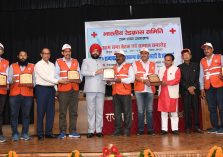Governor Lt. Gen. Gurmit Singh (retd) honors Red Cross volunteers.;?>