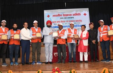 रेडक्रॉस स्वयंसेवकों को सम्मानित करते हुए राज्यपाल लेफ्टिनेंट जनरल गुरमीत सिंह (से नि)।