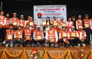 रेडक्रॉस स्वयंसेवकों को सम्मानित करते हुए राज्यपाल लेफ्टिनेंट जनरल गुरमीत सिंह (से नि)।