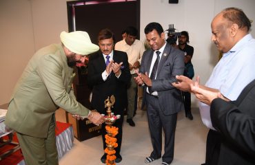 इंस्टीट्यूट ऑफ चार्टर्ड अकाउंटेंट देहरादून शाखा स्थापना की प्लेटिनम जुबली समारोह का दीप प्रज्वलित कर शुभारम्भ करते हुए राज्यपाल लेफ्टिनेंट जनरल गुरमीत सिंह (से नि)।