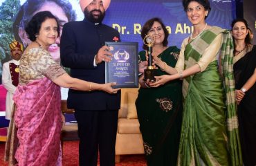 ‘‘नेशनल डॉक्टर्स-डे’’ के अवसर पर चिकित्सा के क्षेत्र में उत्कृष्ट योगदान देने वाले डॉक्टरों को सम्मानित करते हुए राज्यपाल लेफ्टिनेंट जनरल गुरमीत सिंह (से नि)।