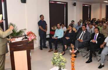 प्लेटिनम जुबली समारोह को संबोधित करते हुए राज्यपाल लेफ्टिनेंट जनरल गुरमीत सिंह (से नि)।