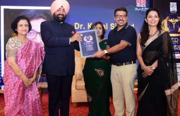 ‘‘नेशनल डॉक्टर्स-डे’’ के अवसर पर चिकित्सा के क्षेत्र में उत्कृष्ट योगदान देने वाले डॉक्टरों को सम्मानित करते हुए राज्यपाल लेफ्टिनेंट जनरल गुरमीत सिंह (से नि)।