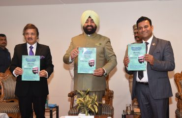 न्यूज लेटर ‘‘अविरल ज्ञान-धारा’’ का विमोचन करते हुए राज्यपाल लेफ्टिनेंट जनरल गुरमीत सिंह (से नि)।