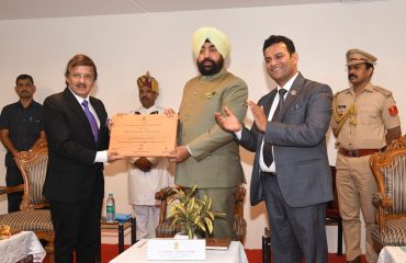 प्लेटिनम जुबली समारोह के अवसर पर सीए अशोक कश्यप एवं सीए राकेश नांगिया को सम्मानित करते हुए राज्यपाल लेफ्टिनेंट जनरल गुरमीत सिंह (से नि)।