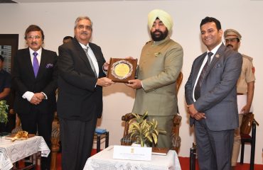 प्लेटिनम जुबली समारोह के अवसर पर सीए अशोक कश्यप एवं सीए राकेश नांगिया को सम्मानित करते हुए राज्यपाल लेफ्टिनेंट जनरल गुरमीत सिंह (से नि)।