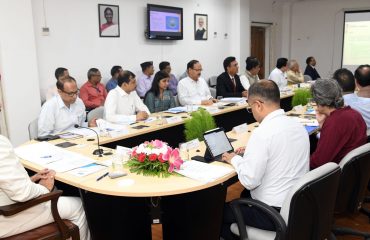 निजी विश्वविद्यालयों के कुलपतियों के साथ बैठक करते हुए राज्यपाल लेफ्टिनेंट जनरल गुरमीत सिंह (से नि)।