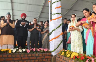 गुनियाल गांव, देहरादून स्थित सैन्यधाम में शहीदों के आंगन की पवित्र माटी का प्रतिस्थापना करते हुए राज्यपाल लेफ्टिनेंट जनरल गुरमीत सिंह (से नि)।