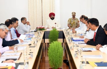 राजभवन में निजी विश्वविद्यालयों के कुलपतियों के साथ बैठक करते हुए राज्यपाल।