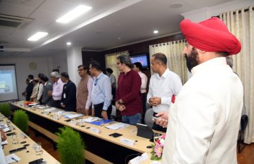 उत्तरांचल विश्वविद्यालय द्वारा तैयार किए गए मोबाइल एप ‘‘यूनिसंगम’’ का लोकार्पण करते हुए राज्यपाल लेफ्टिनेंट जनरल गुरमीत सिंह (से नि)।