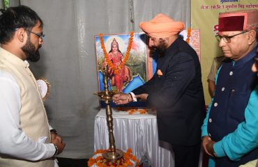 श्री शिवनाथ संस्कृत महाविद्यालय में आयोजित कार्यक्रम का दीप प्रज्वलित कर शुभारंभ करते हुए राज्यपाल लेफ्टिनेंट जनरल गुरमीत सिंह (से नि)।
