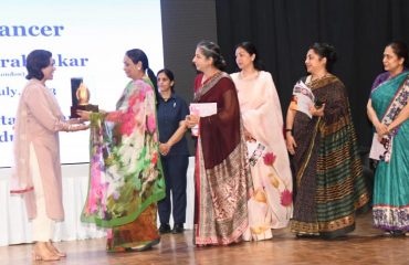 विभागाध्यक्ष स्त्री एवं प्रसूति रोग, सीएमआई अस्पताल डॉ. सुमिता प्रभाकर को सम्मानित करती हुईं प्रथम महिला श्रीमती गुरमीत कौर।
