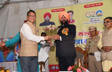 Members greet Governor Lt. Gen. Gurmit Singh (Retd) in a program organized at Shri Shivnath Sanskrit Mahavidyalaya.