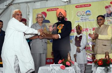 श्री शिवनाथ संस्कृत महाविद्यालय में आयोजित कार्यक्रम में राज्यपाल का अभिवादन करते हुए सदस्यगण।