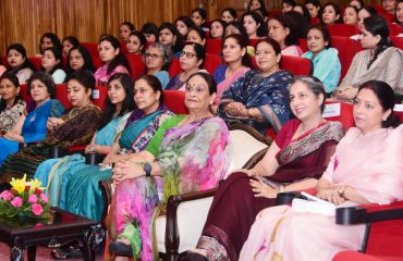 राजभवन में स्तन कैंसर और सर्वाइकल कैंसर के संबंध में आयोजित एक स्वास्थ्य कार्यशाला में प्रतिभाग करती हुईं प्रथम महिला श्रीमती गुरमीत कौर।