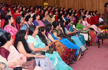 ऑडिटोरियम में स्तन कैंसर और सर्वाइकल कैंसर के संबंध में आयोजित एक स्वास्थ्य कार्यशाला में प्रतिभाग करती हुईं प्रथम महिला श्रीमती गुरमीत कौर।