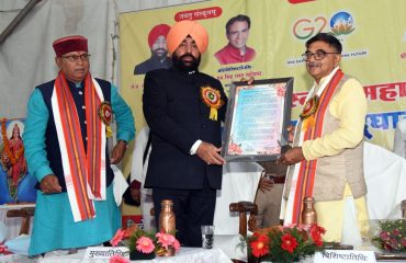 श्री शिवनाथ संस्कृत महाविद्यालय में आयोजित कार्यक्रम में राज्यपाल लेफ्टिनेंट जनरल गुरमीत सिंह (से नि) का अभिवादन करते हुए सदस्यगण।