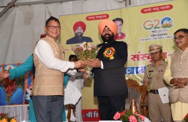 श्री शिवनाथ संस्कृत महाविद्यालय में आयोजित कार्यक्रम में राज्यपाल का अभिवादन करते हुए सदस्यगण।