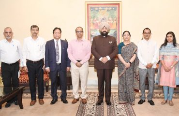 विश्वविद्यालयों के कुलपतियों के साथ राज्यपाल लेफ्टिनेंट जनरल गुरमीत सिंह (से नि)।
