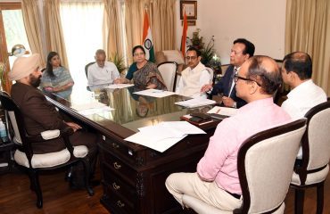 राजभवन में संघ लोक सेवा आयोग एवं राज्य लोक सेवा आयोग की परीक्षाओं की तैयारी हेतु उत्तराखण्ड के तीन विश्वविद्यालयों के कुलपतियों के साथ बैठक करते हुए राज्यपाल लेफ्टिनेंट जनरल गुरमीत सिंह (से नि)।