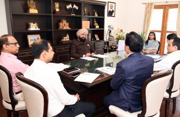 राजभवन में संघ लोक सेवा आयोग एवं राज्य लोक सेवा आयोग की परीक्षाओं की तैयारी हेतु उत्तराखण्ड के तीन विश्वविद्यालयों के कुलपतियों के साथ बैठक करते हुए राज्यपाल लेफ्टिनेंट जनरल गुरमीत सिंह (से नि)।