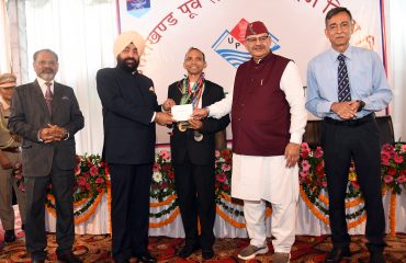 उपनल के 19वें स्थापना दिवस कार्यक्रम में उत्कृष्ट प्रदर्शन करने वाले छात्र-छात्राओं को सम्मानित करते हुए राज्यपाल लेफ्टिनेंट जनरल गुरमीत सिंह (से नि)।