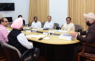 राजभवन में उच्च शिक्षा मंत्री डॉ. धन सिंह रावत एवं शासन के उच्चाधिकारियों के साथ संस्कृत शिक्षा को उच्च शिक्षा विभाग के अंतर्गत समाहित किए जाने के संबंध में बैठक करते हुए राज्यपाल लेफ्टिनेंट जनरल गुरमीत सिंह (से नि)।