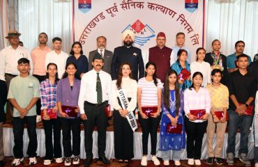 उपनल के 19वें स्थापना दिवस कार्यक्रम में सम्मानित छात्र-छात्राओं के साथ राज्यपाल लेफ्टिनेंट जनरल गुरमीत सिंह (से नि)।
