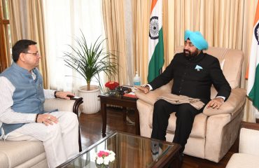 राज्यपाल से शिष्टाचार भेंट करते हुए मुख्यमंत्री श्री पुष्कर सिंह धामी।
