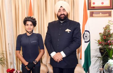 राज्यपाल से राजभवन में शिष्टाचार भेंट करती हुईं साइकिलिस्ट आशा मालवीय।