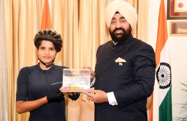 राज्यपाल से राजभवन में शिष्टाचार भेंट करती हुईं साइकिलिस्ट आशा मालवीय।