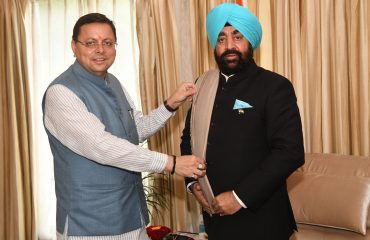 राज्यपाल से शिष्टाचार भेंट करते हुए मुख्यमंत्री श्री पुष्कर सिंह धामी।