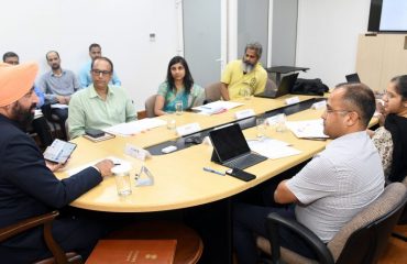 राजभवन में एआई आधारित स्मार्ट ऑटोमेशन सिस्टम शुरू किये जाने के संबंध में अधिकारियों के साथ बैठक करते हुए राज्यपाल लेफ्टिनेंट जनरल गुरमीत सिंह (से नि)।