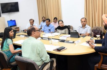राजभवन में एआई आधारित स्मार्ट ऑटोमेशन सिस्टम शुरू किये जाने के संबंध में अधिकारियों के साथ बैठक करते हुए राज्यपाल लेफ्टिनेंट जनरल गुरमीत सिंह (से नि)।