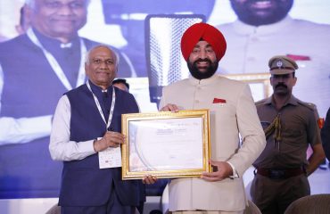 राज्यपाल लेफ्टिनेंट जनरल गुरमीत सिंह (से नि) को सम्मानित करते हुए अध्यक्ष एसआईए-इंडिया डॉ. सुब्बा राव पावुलुरी।