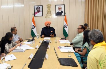 राजभवन में एआई आधारित स्मार्ट ऑटोमेशन सिस्टम शुरू किये जाने के संबंध में अधिकारियों के साथ बैठक करते हुए राज्यपाल लेफ्टिनेंट जनरल गुरमीत सिंह (से नि)।