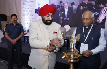 नई दिल्ली में इंडियन स्पेस काँग्रेस के कार्यक्रम का दीप प्रज्वलित कर शुभारंभ करते हुए राज्यपाल लेफ्टिनेंट जनरल गुरमीत सिंह (से नि)।