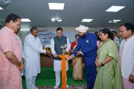 उत्तराखण्ड विधानसभा के नवनिर्मित पुस्तकालय एवं नवीन वेबसाइट का लोकार्पण कार्यक्रम का शुभारंभ करते हुए राज्यपाल लेफ्टिनेंट जनरल गुरमीत सिंह (से नि)।