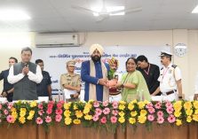 Assembly Speaker Smt. Ritu Khanduri Bhushan honours Governor Lt. Gen. Gurmit Singh (Retd).;?>