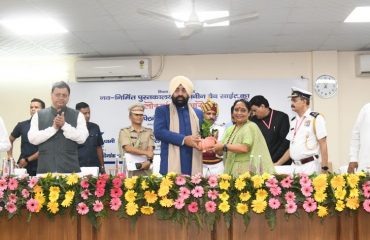 राज्यपाल लेफ्टिनेंट जनरल गुरमीत सिंह (से नि) को सम्मानित करती हुईं विधानसभा अध्यक्ष श्रीमती ऋतु खंडूड़ी भूषण।